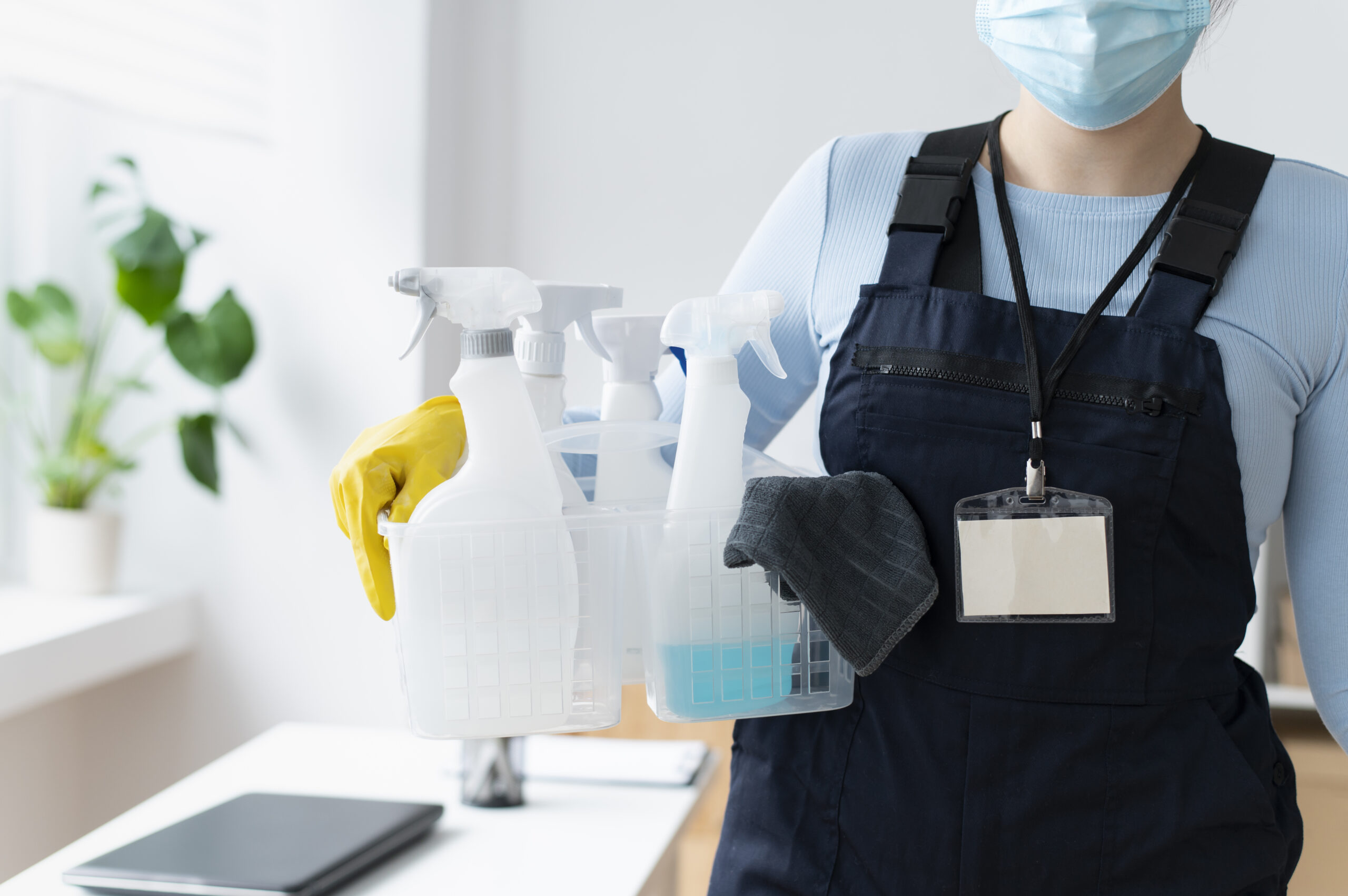 Agente d’entretien avec produits de nettoyage dans des bureaux