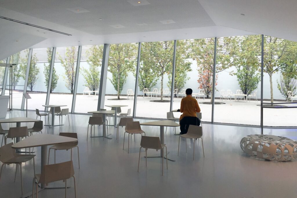 Hall vitré lumineux