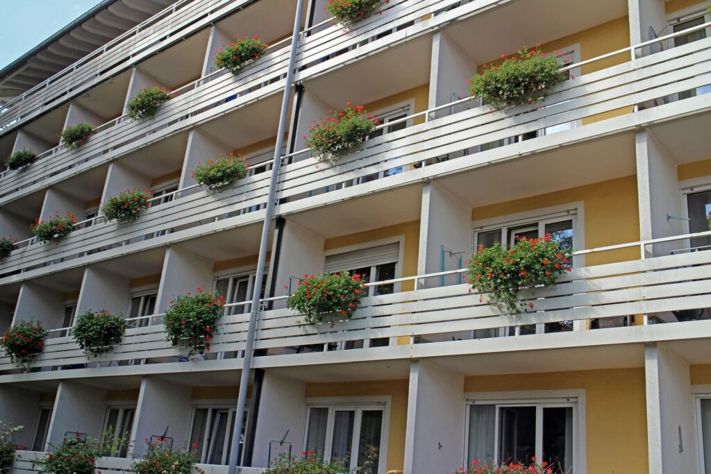 Immeuble d’habitation avec balcons