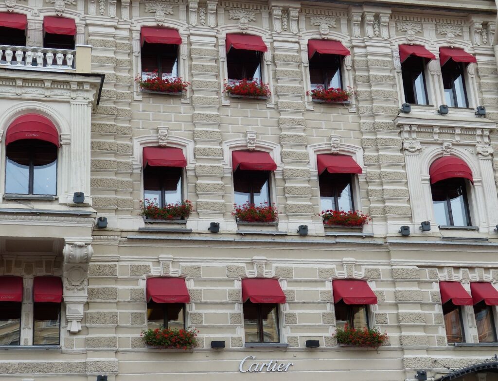 Façade d’immeuble d’habitation avec fenêtres