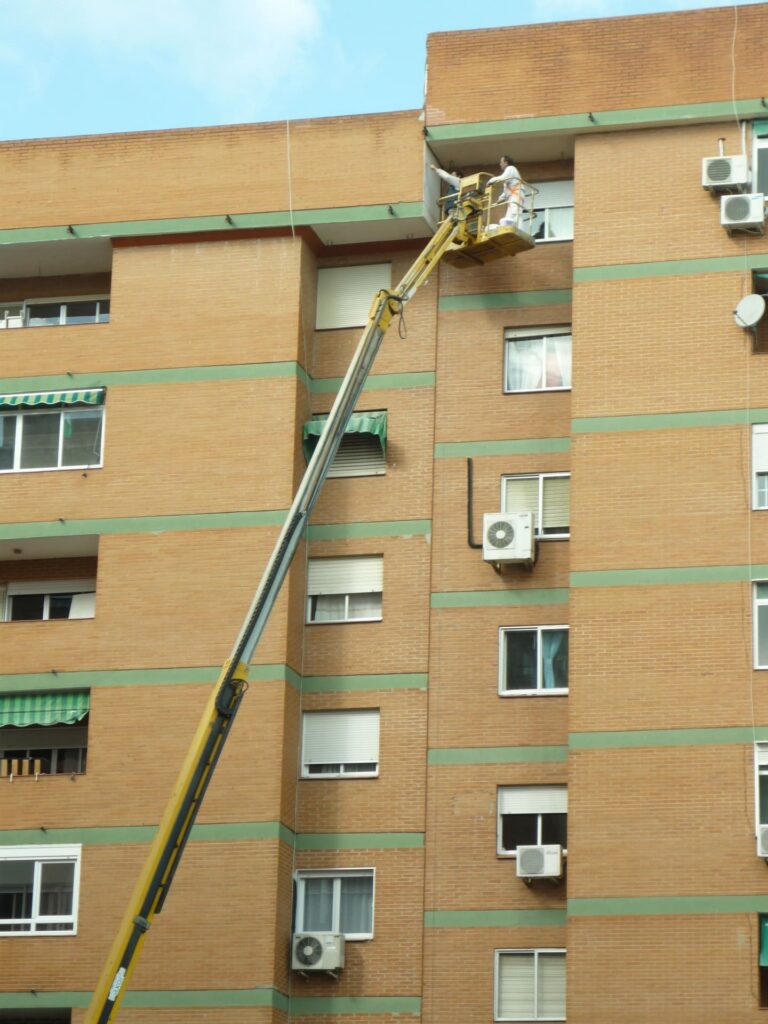 Nettoyage de vitres en hauteur sur une façade d’immeuble