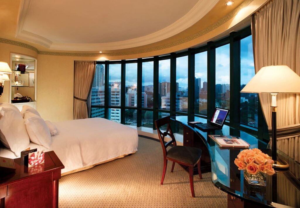 Chambre d’hôtel avec baie vitrée